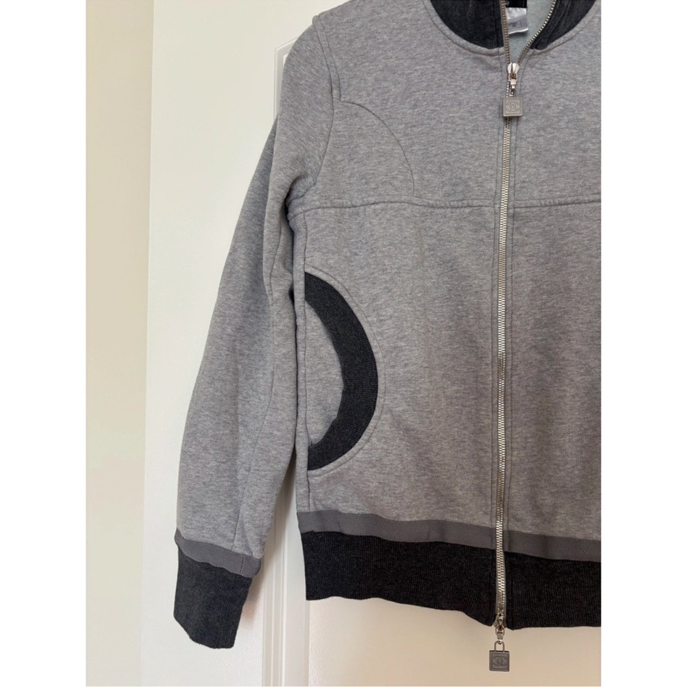 Authentic Chanel Sweater - Picture 3 of 9